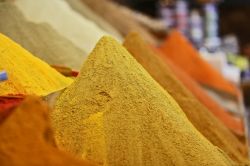 Spezie al mercato di Marrakech, Marocco - Cannella, cumino, curcuma, zafferano, semi di anice e di sesamo sono solo alcune delle tante spezie che si possono acquistare nei mercati e nel souk ...