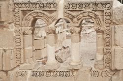 Dettaglio del Palazzo Hisham, tra le architetture più eleganti  e fine che si possono ammirare nella zona di Gerico - © grafnata / Shutterstock.com