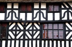 Dettaglio di antica casa di Stratford-upon-Avon, Inghilterra - La suggestiva decorazione lignea che abbellisce le antiche dimore della città del Warwickshire © Jane Rix / Shutterstock.com ...