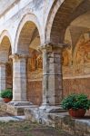 Un dettaglio architettonico del cortile della chiesa di Santa Maria delle Grazie a Manduria, Puglia, Italia.
