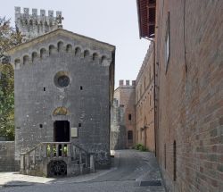 Dettaglio architettonico del castello di Brolio nei pressi di Gaiole in Chianti, provincia di Siena, Toscana. Questo maniero, attuale proprietà privata della famiglia Ricasoli, risale ...