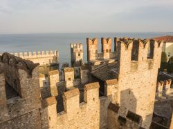 Dettaglio architettonico del castello scaligero a Sirmione, Lago di Garda, Lombardia - © Matteo Ceruti / Shutterstock.com