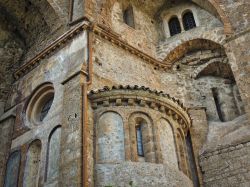 Un dettaglio architettonico del monastero di San Benedetto a Subiaco, provincia di Viterbo, Lazio.
