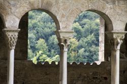 Dettaglio architettonico della cattedrale di Santa Maria a Saint-Bertrand-de-Comminges, Francia: i capitelli del chiostro presentano decori tutti diversi l'uno dall'altro.
