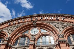 Dettaglio architettonico della stazione centrale di Brema, Germania. Inaugurata nel 1847, questa stazione ferroviaria dispone di 9 binari. Nel 2012 si è aggiudicata il premio come migliore ...