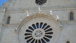 Dettaglio architettonico dell'arcidiocesi cattolica di Bari e Bitonto, Puglia.

