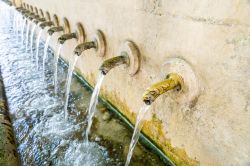 Dettaglio architettonico di una fontana a Xativa, Valencia, Spagna.



