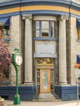 Dettaglio architettonico di un antico edificio nel centro di Revelstoke, Canada. In primo piano, un orologio tinteggiato di verde s'innalza sul marciapiede - © Ceri Breeze / Shutterstock.com ...