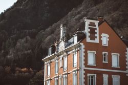 Dettaglio architettonico di un elegante edificio nel centro di Cauterets, Francia - © valeriiaarnaud / Shutterstock.com