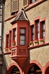 Dettaglio architettonico di un palazzo signorile nel borgo di Thann, Alsazia (Francia).

