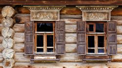 Dettaglio di una casa al Museo delle Architetture in legno di Suzdal, Russia  - Un grazioso particolare della facciata di una abitazione costruita in legno ospitata nel museo a cielo aperto ...