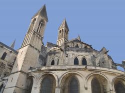 Dettaglio d'architettura dell'Abbazia degli Uomini a Caen, Francia. Sorge a ovest del centro della città nel quartiere di Bourg-l'Abbé. Dal 1960 ospita il Palazzo Municipale.

 ...