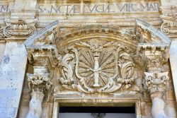 Dettaglio decorativo della chiesa di Santa Lucia alla Badia a Siracusa, Sicilia.

