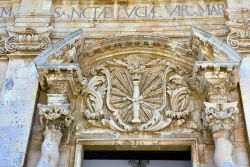 Dettaglio decorativo della chiesa di Santa Lucia alla Badia a Siracusa, Sicilia.

