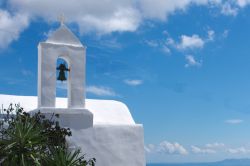 Dettaglio del campanile di una chiesetta sull'isola di Sikinos, arcipelago delle Cicladi (Grecia).

