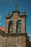 Dettaglio del campanile in stile barocco con le campane in bronzo a Linhares da Beira, Portogallo.


