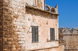 Dettaglio del castello di Conversano, Puglia. Questo complesso si presenta oggi come una cittadella in pietra costituita da edifici appartenenti a epoche e stili architettonici differenti - Mi.Ti. ...