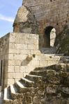 Dettaglio del castello di Sortelha, Portogallo - Una scalinata accompagna alla visita del castello medievale e delle sue fortificazioni © ruigouveia / Shutterstock.com