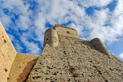 Dettaglio del castello svevo di Termoli, Molise. E' il simbolo più rappresentativo della città; la sua architettura semplice e priva di ornamenti lascia presupporre che sia ...