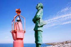 Dettaglio del Monumento ai Marinai sul lungomare di San Vincenzo, Toscana - © Sergei Afanasev / Shutterstock.com