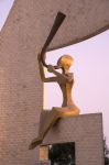 Dettaglio del monumento noto come Millennium Gate sulla passeggiata della Corniche di Dakar, Senegal - © Salvador Aznar / Shutterstock.com