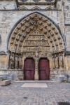 Dettaglio del portale d'ingresso della cattedrale di Notre-Dame a Reims, Francia. Siamo sul lato nord dell'edificio religioso costruito nel 1275.



