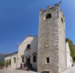 Dettaglio del santuario di Santa Augusta a Serravalle, Vittorio Veneto (Veneto). Questo secolare luogo di culto, dove sono ospitate le spoglie della santa, sorge arroccato alle pendici del monte ...