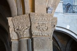 Dettaglio della Basilica di San Flaviano a Montefiascone, Lazio. Capitelli decorati per le colonne all'interno della chiesa che ospita anche affreschi di scuola romana e toscana del XIV° ...