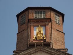 Dettaglio della cattedrale di Reggio Emilia, Emilia Romagna. Al di sopra della facciata, il tiburio accoglie una grande statua cinquecentesca in bronzo dorato della Madonna con Gesù Bambino ...