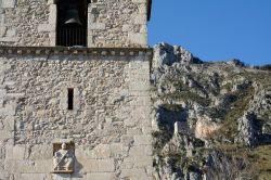 Dettaglio della cattedrale di Venafro, Molise. Dedicata a Santa Maria Assunta, ha origini che risalgono probabilmente al primo cristianesimo. Nella fotografia, il particolare del bassorilievo ...