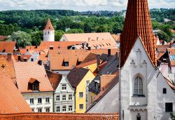 Dettaglio della chiesa di Kaufbeuren con i tetti delle case sullo sfondo, Germania.
