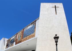 Dettaglio della chiesa di Nostra Signora delle Nevi nel centro storico di Calpe, Spagna. E' stata costruita nel 1975 in uno stile che mescola il classico e il moderno. 

