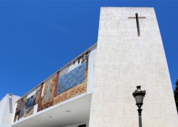 Dettaglio della chiesa di Nostra Signora delle Nevi nel centro storico di Calpe, Spagna. E' stata costruita nel 1975 in uno stile che mescola il classico e il moderno. 

