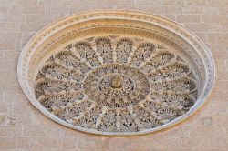 Dettaglio della Chiesa Matrice di San Giovanni Battista, Fasano, Puglia. Il rosone, prezioso capolavoro di scultura artigianale e ricco di decorazioni, impreziosisce la facciata esterna realizzata ...