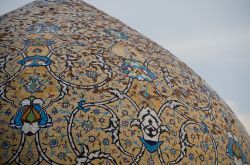 Dettaglio della cupola della moschea iraniana di Ashgabat, Turkmenistan. Per trovare un'altra cupola con decorazione simile bisogna recarsi nella città di Shiraz in Iran.

