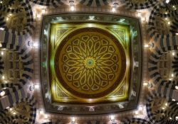 Dettaglio della cupola della moschea Nabawi fotografata di notte a Medina, Arabia Saudita - © enciktat / Shutterstock.com