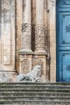 Dettaglio della facciata della chiesa di San Sebastiano a Palazzolo Acreide, Sicilia. Le colonne in marmo scolpite e la statua di un leone seduto - © 276951719 / Shutterstock.com