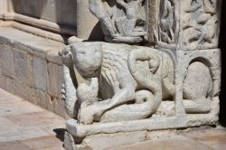 Dettaglio della facciata principale della cattedrale di Trani, Puglia. Sorge di fronte al castello svevo.

