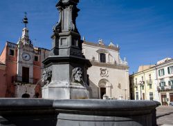 Dettaglio della fontana dei Mascheroni in piazza della Libertà a Popoli, Abruzzo.
