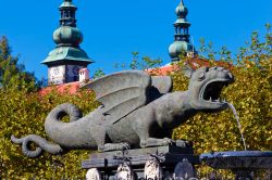 Dettaglio della fontana Lindworm, simbolo di Klagenfurt.  E' stata eretta nel XVI° secolo.
