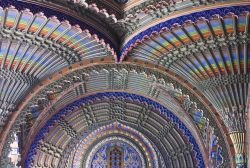 Un dettaglio della Sala dei Pavoni nel castello di Sammezzano, in Toscana. Ciò che dolpisce di più dell'intera struttura sono gli splendidi colori che adornano le stanze e ...