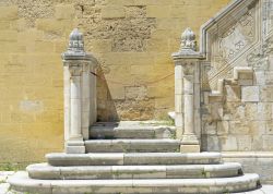 Dettaglio della scala della coorte interna del Castello di Gioia del Colle in Puglia