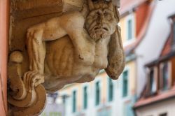 Dettaglio della scultura di un palazzo nel centro di Pirna, Germania.



