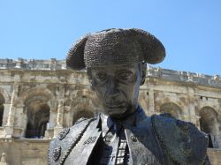 Dettaglio della statua del torero di fronte all'arena di Nimes, Occitania, Francia - © skyfish / Shutterstock.com