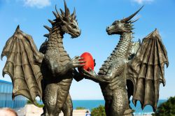 Dettaglio della statua moderna "Dragons in Love" al Sea Garden di Varna, Bulgaria. L'opera è stata realizzata da Darin Lazarov ed è una famosa scultura in bronzo ...