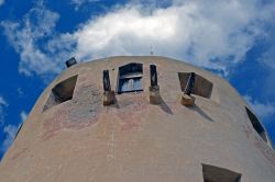 Dettaglio della Torre di Porto Corallo a Villaputzu, Sardegna. E' stata restaurata nel 1984 dopo secoli in cui ha difeso la cittadina dalle incursioni nemiche.
