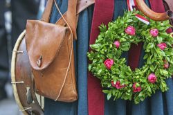 Dettaglio dell'abbigliamento di una signora per il Landshuter Hochzeit, Germania. Si tratta di una manifestazione che si celebra ogni 4 anni per ricordare il matrimonio fra il duca Georg ...