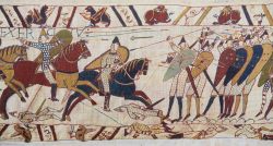Dettaglio dell'arazzo medievale di Bayeux, Francia, che ritrae l'invasione normanna dell'Inghilterra nell'XI° secolo. Questa tela di lino di 68 metri è una delle più ...
