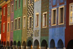 Dettaglio delle case di Old Market Square a Poznan, Polonia - Motivi geometrici decorano la facciata di queste abitazioni del centro città © monticello / Shutterstock.com