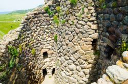 Dettaglio delle costruzioni in pietra a Su Nuraxi nel villaggio di Barumini, Sardegna. Questo luogo storico fa parte dei patrimoni dell'umanità dell'Unesco.

